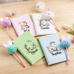 Personalisiertes Aquarell Osterhase A5 Spiral-Notizbuch und Pompon Plüsch Gelstift Set mit Namen Linierte Seiten Geburtstag Ostern Geschenk für Kinder