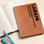 Personligt anteckningsblock med namn och text i läderimitation med 100 linjerade sidor Födelsedag Uppskattning Kontorsgåva för kollegor Ledare