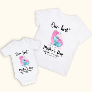 Maglietta personalizzata con nome e anno per la nostra prima festa della mamma: tutina da neonato con dinosauro e maglietta abbinata per la mamma.