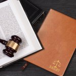 Personlig Scales of Justice PU-lærbok med navn og 100 linjerte sider Bursdagsgave til advokat