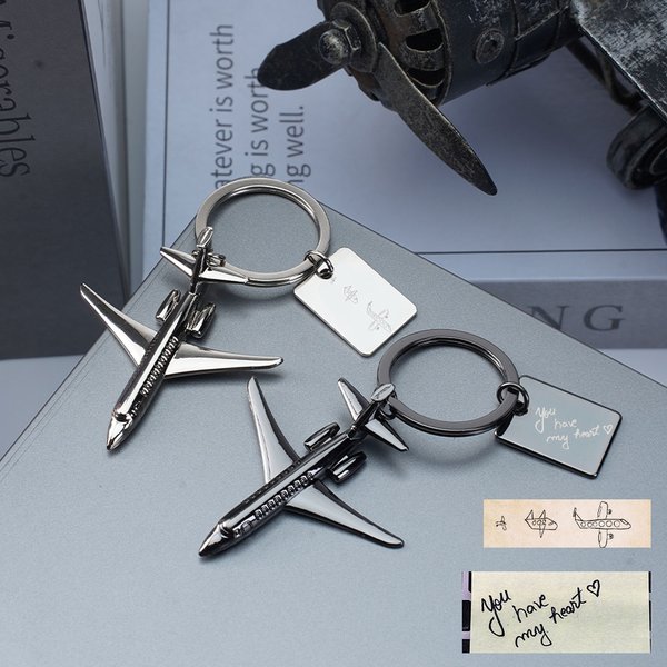 Gepersonaliseerde Tweemotorig Vliegtuig Sleutelhanger met Tekst en Symbool Reis Souvenir Verjaardag Promotie Gift voor Luchtvaart Liefhebbers Piloten Flight Attendants