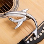 Personalisierte Metall Hai Gitarre Capo mit eingraviertem Namen Gitarre Zubehör Geburtstag Geschenk für Gitarre Musikliebhaber