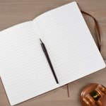 Personlig Scales of Justice PU-lærbok med navn og 100 linjerte sider Bursdagsgave til advokat