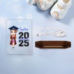 Personlig tecknad Graduate Character LED-nattlampa med namn och träbas Hemmabordsdekoration Grattis Graduation Present till skolkamrater Vänner