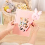 Personalisiertes Aquarell Osterhase A5 Spiral-Notizbuch und Pompon Plüsch Gelstift Set mit Namen Linierte Seiten Geburtstag Ostern Geschenk für Kinder