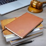 Personlig Scales of Justice PU-lærbok med navn og 100 linjerte sider Bursdagsgave til advokat