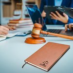 Personlig Scales of Justice PU-lærbok med navn og 100 linjerte sider Bursdagsgave til advokat