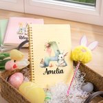 Personalisiertes Aquarell Osterhase A5 Spiral-Notizbuch und Pompon Plüsch Gelstift Set mit Namen Linierte Seiten Geburtstag Ostern Geschenk für Kinder
