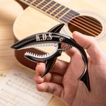 Personalisierte Metall Hai Gitarre Capo mit eingraviertem Namen Gitarre Zubehör Geburtstag Geschenk für Gitarre Musikliebhaber