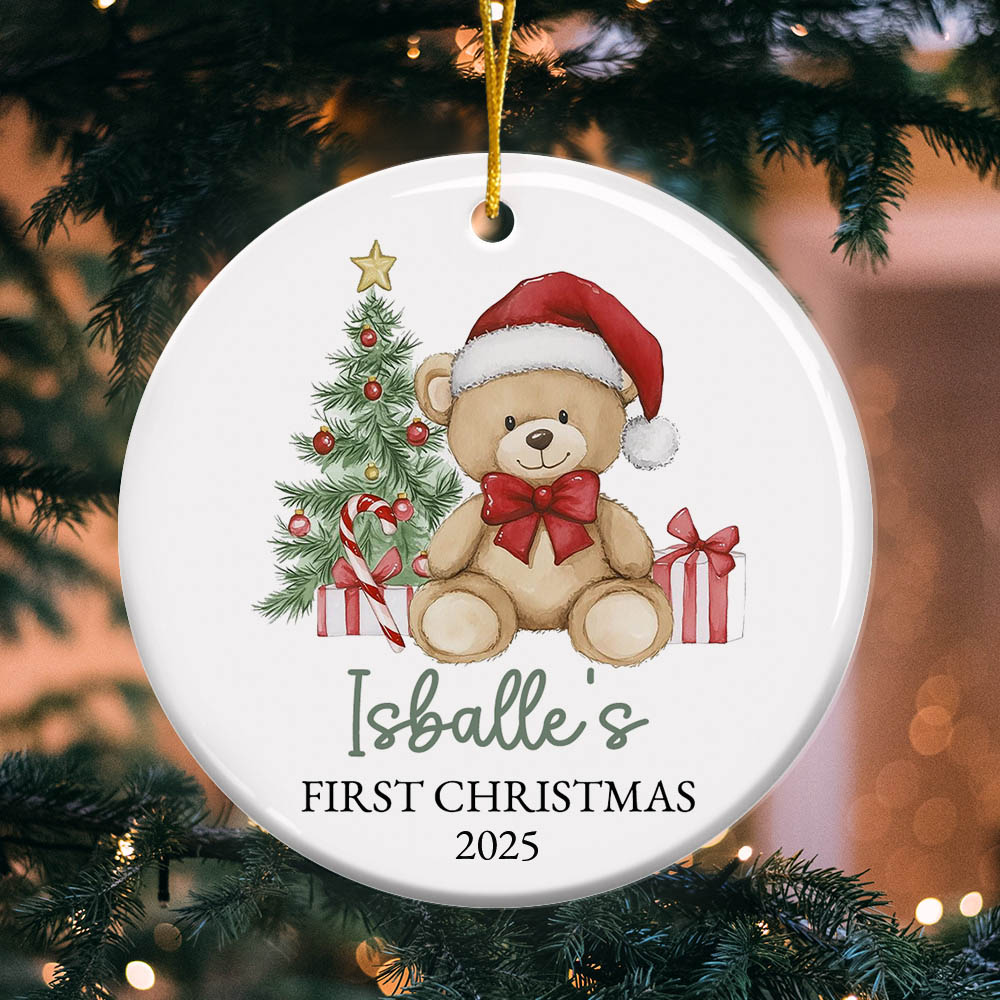 Ornement de Noël personnalisé en céramique avec le nom de l'ourson et le bonnet du Père Noël Cadeau de Noël pour bébé garçon fille
