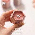 Personlig grekisk bokstav Sororitetsnamn Sammet Badge Ring Smyckeskrin Bid Day Big Little Födelsedagspresent för syster Vän | Callie × Affinity Licensing