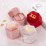 Personlig grekisk bokstav Sororitetsnamn Sammet Badge Ring Smyckeskrin Bid Day Big Little Födelsedagspresent för syster Vän | Callie × Affinity Licensing