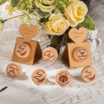 Personalizzato inciso nome monogramma iniziali legno bottiglia di vino tappi di sughero con pop-up Parper Stand Card Set di 15 bomboniere di nozze per gli ospiti