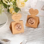 Personalizzato inciso nome monogramma iniziali legno bottiglia di vino tappi di sughero con pop-up Parper Stand Card Set di 15 bomboniere di nozze per gli ospiti