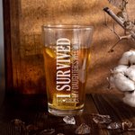 Gepersonaliseerd I Survived My Daughter's Wedding 16oz Bierglas met Voorletter en Datum Bruiloft Vaderdag Verjaardagscadeau voor Papa Opa Echtgenoot