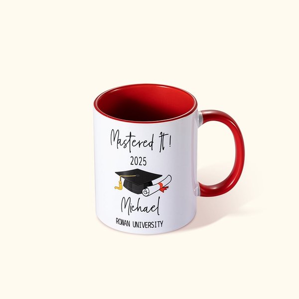 Personalisierte Mastered It Graduation Cap 11oz Name Mug mit Schulnamen und Jahr Klasse von 2025 Graduierung Geschenk für Absolventen
