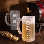 Gepersonaliseerd I Survived My Daughter's Wedding 16oz Bierglas met Voorletter en Datum Bruiloft Vaderdag Verjaardagscadeau voor Papa Opa Echtgenoot