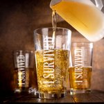 Gepersonaliseerd I Survived My Daughter's Wedding 16oz Bierglas met Voorletter en Datum Bruiloft Vaderdag Verjaardagscadeau voor Papa Opa Echtgenoot