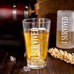 Gepersonaliseerd I Survived My Daughter's Wedding 16oz Bierglas met Voorletter en Datum Bruiloft Vaderdag Verjaardagscadeau voor Papa Opa Echtgenoot