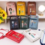 Personalizado Cartoon Nombre del personaje de cuero de PU Crossbody Bolsa con la flor de nacimiento y el arco Estetoscopio Apreciación Regalo para el personal médico médico