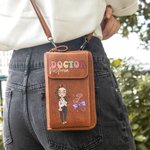 Personalizado Cartoon Nombre del personaje de cuero de PU Crossbody Bolsa con la flor de nacimiento y el arco Estetoscopio Apreciación Regalo para el personal médico médico
