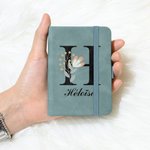 Personalisiertes Blume Initiale Name Liniertes A7 Notizbuch aus PU-Leder Bürobedarf Reise Urlaub Geburtstag Schule Geschenk für Büroangestellte Lehrer