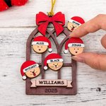 Ornamento in legno personalizzato per la finestra e la ghirlanda di Natale con 1-9 nomi incisi e anno Regalo per la casa appeso all'albero per gli amici della famiglia