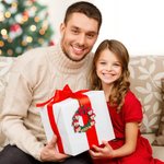 Ornamento in legno personalizzato per la finestra e la ghirlanda di Natale con 1-9 nomi incisi e anno Regalo per la casa appeso all'albero per gli amici della famiglia