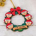 Ornamento in legno personalizzato per la finestra e la ghirlanda di Natale con 1-9 nomi incisi e anno Regalo per la casa appeso all'albero per gli amici della famiglia