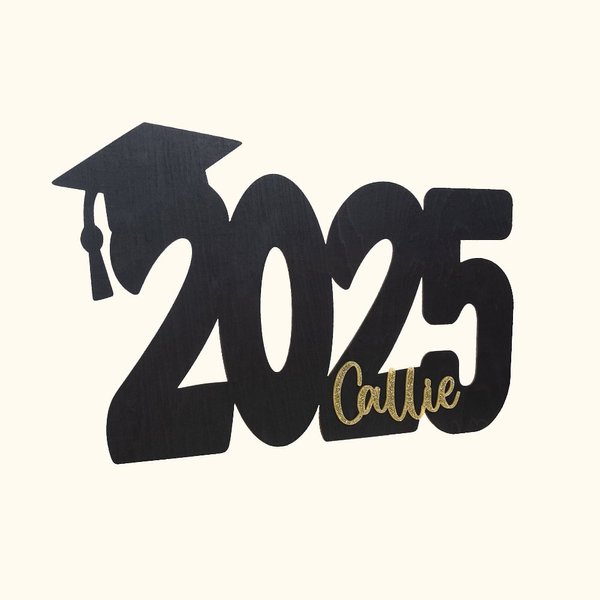 Segno personalizzato in legno glitterato del cappello di laurea con nome e anno Decorazione per la festa di laurea Regalo per i laureati della classe 2025