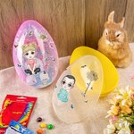 Uovo di Pasqua grande personalizzato con personaggio in stile cartone animato farfalla fiore di nascita e nome decorazione o regalo per bambini