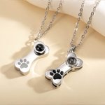 Personalisierte Hundekatze Knochen Pfote drucken Foto Projektion Halskette mit eingraviertem Namen zierlichen Schmuck Memorial Geburtstag Geschenk für Frauen Tierbesitzer
