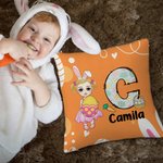 Cojín de Pascua personalizado con el nombre del niño, la niña y el huevo de Pascua de dibujos animados.
