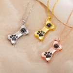 Personalisierte Hundekatze Knochen Pfote drucken Foto Projektion Halskette mit eingraviertem Namen zierlichen Schmuck Memorial Geburtstag Geschenk für Frauen Tierbesitzer