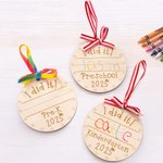 Henkilökohtainen I Did It Educational Milestone Ornament kaiverrettu Grade ja Year Cherished Valmistuminen lahja lapsille