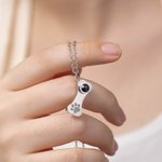Personalisierte Hundekatze Knochen Pfote drucken Foto Projektion Halskette mit eingraviertem Namen zierlichen Schmuck Memorial Geburtstag Geschenk für Frauen Tierbesitzer