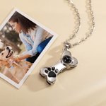 Personalisierte Hundekatze Knochen Pfote drucken Foto Projektion Halskette mit eingraviertem Namen zierlichen Schmuck Memorial Geburtstag Geschenk für Frauen Tierbesitzer