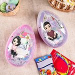 Uovo di Pasqua grande personalizzato con personaggio in stile cartone animato farfalla fiore di nascita e nome decorazione o regalo per bambini