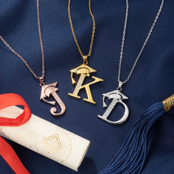 Personligt Dainty Graduation Cap Zircon Initial Necklace Graduation Keepsake Födelsedagspresent för akademiker