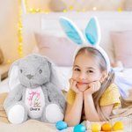 Coniglio di peluche personalizzato con design pasquale e fiocco rosa elegante con iniziale e nome regalo di Pasqua per bambini