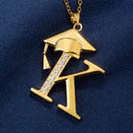 Personligt Dainty Graduation Cap Zircon Initial Necklace Graduation Keepsake Födelsedagspresent för akademiker
