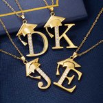 Personligt Dainty Graduation Cap Zircon Initial Necklace Graduation Keepsake Födelsedagspresent för akademiker
