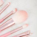 Personalisierte Vintage Geburt Blume Name Wasserdicht Vertikale Makeup Pinsel Tasche mit 10 Stück Makeup Pinsel Reisezubehör Geburtstag Geschenk für Frauen