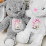 Coniglio di peluche personalizzato con design pasquale e fiocco rosa elegante con iniziale e nome regalo di Pasqua per bambini