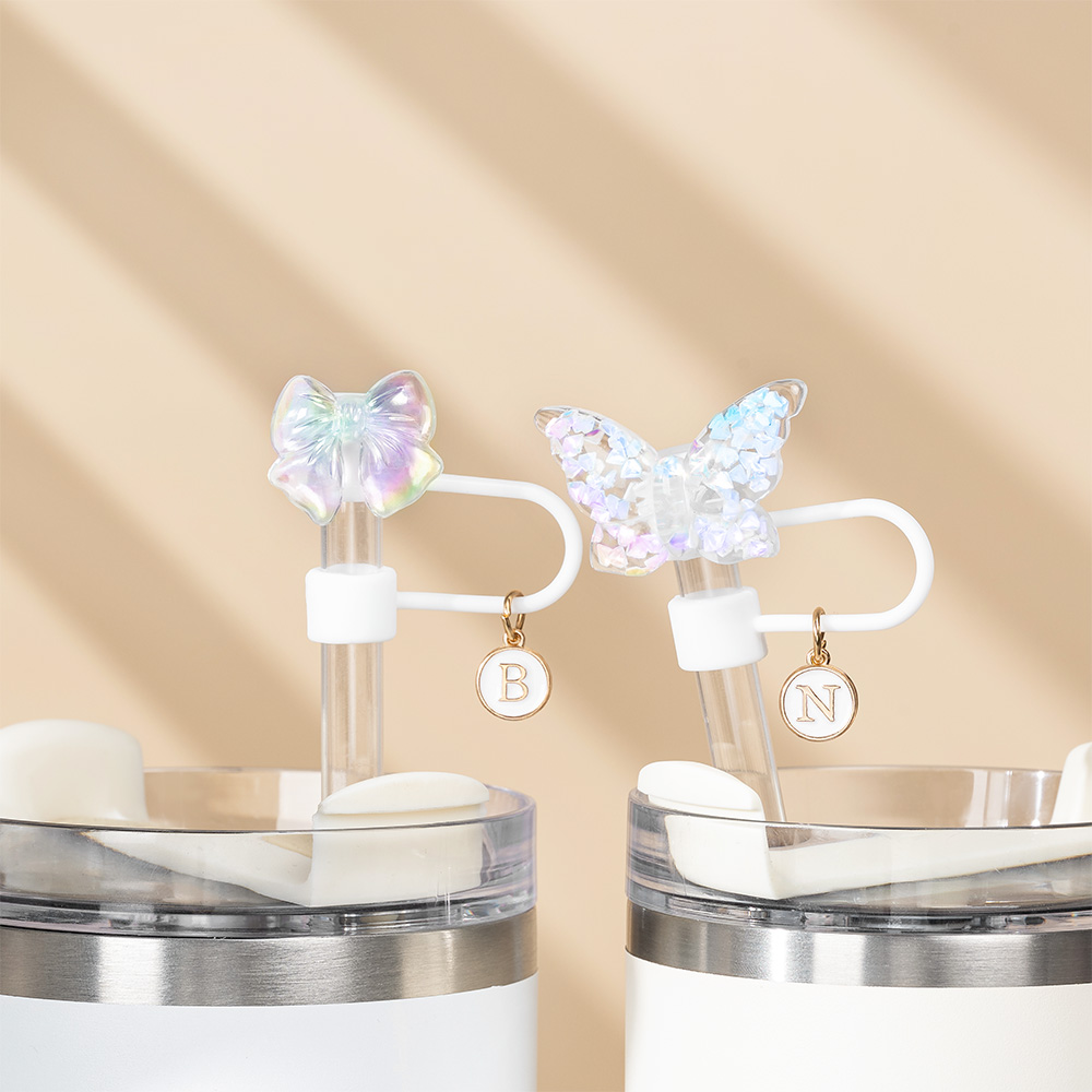 Couvercle de paille transparent personnalisé avec nœud, papillon coloré et breloque initiale Accessoires pour les vacances Stanley Cadeau d'anniversaire pour elle