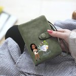 Portefeuille personnalisé en cuir PU à trois volets avec porte-cartes et dragonne Cadeau d'anniversaire pour les filles et les femmes
