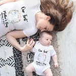 Personalisierte Baumwolle Unsere erste Muttertag Bunny Rabbit Mommy T-Shirt und Baby Onesie mit Namen Geschenk für neue Mutter Baby