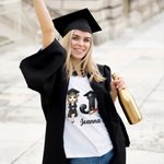 Personalisierte Cartoon Absolvent Bachelor Hut Initial Crewneck T-Shirt Sweatshirt mit Namen und Jahr Graduierung Keepsake Geschenk für Frauen Männer