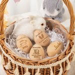 Gegraveerd Gepersonaliseerd Houten Paasei met Konijnoren met Naam en Jaar Paasmandvullingen Woondecoratie Feestbedankjes Cadeau voor Kinderen