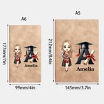 Personalisierte Grad Cap Cartoon-Charakter 100 Seiten Leder gefüttert Journal Notebook mit Initial Name Graduation Geschenk für High School College Absolventen